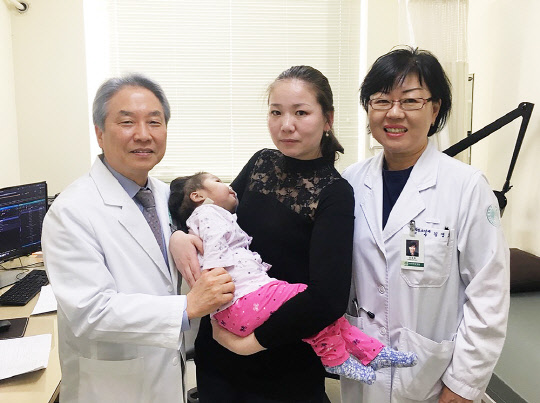서울 양천구 이대목동병원에서 서동만 교수(왼쪽 첫 번째)와 김경효 교수(왼쪽 세 번째)가 바트쿠약의 퇴원 전 기념 촬영을 하고 있다.(이대목동병원 제공)
